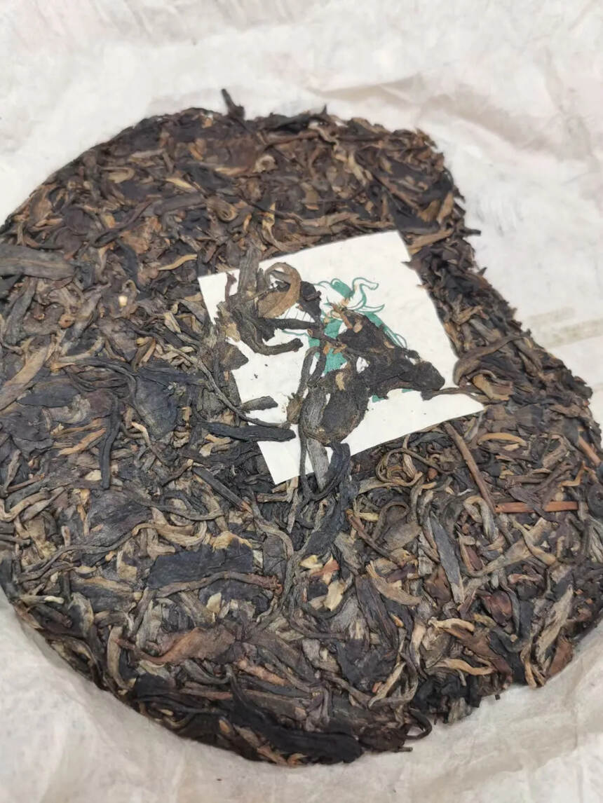 2005年易武茶庄出品
?易武古树饼茶。
?357克