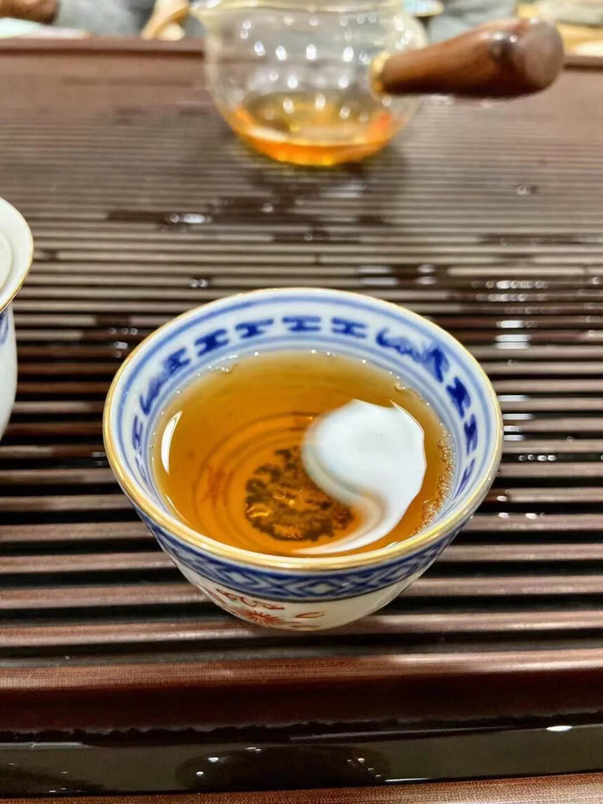 2002年班章有机茶，高烟香，醇厚茶汤，丰富的层次感