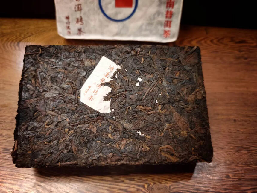 2013年鸿运普洱熟茶砖
250g/片，2片/包，9