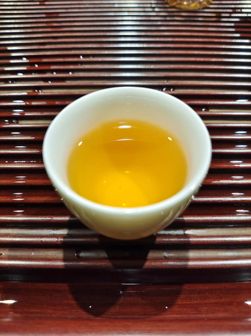 2001年班章青饼，滋味浓郁，茶气抵腹，回甘，喝后口