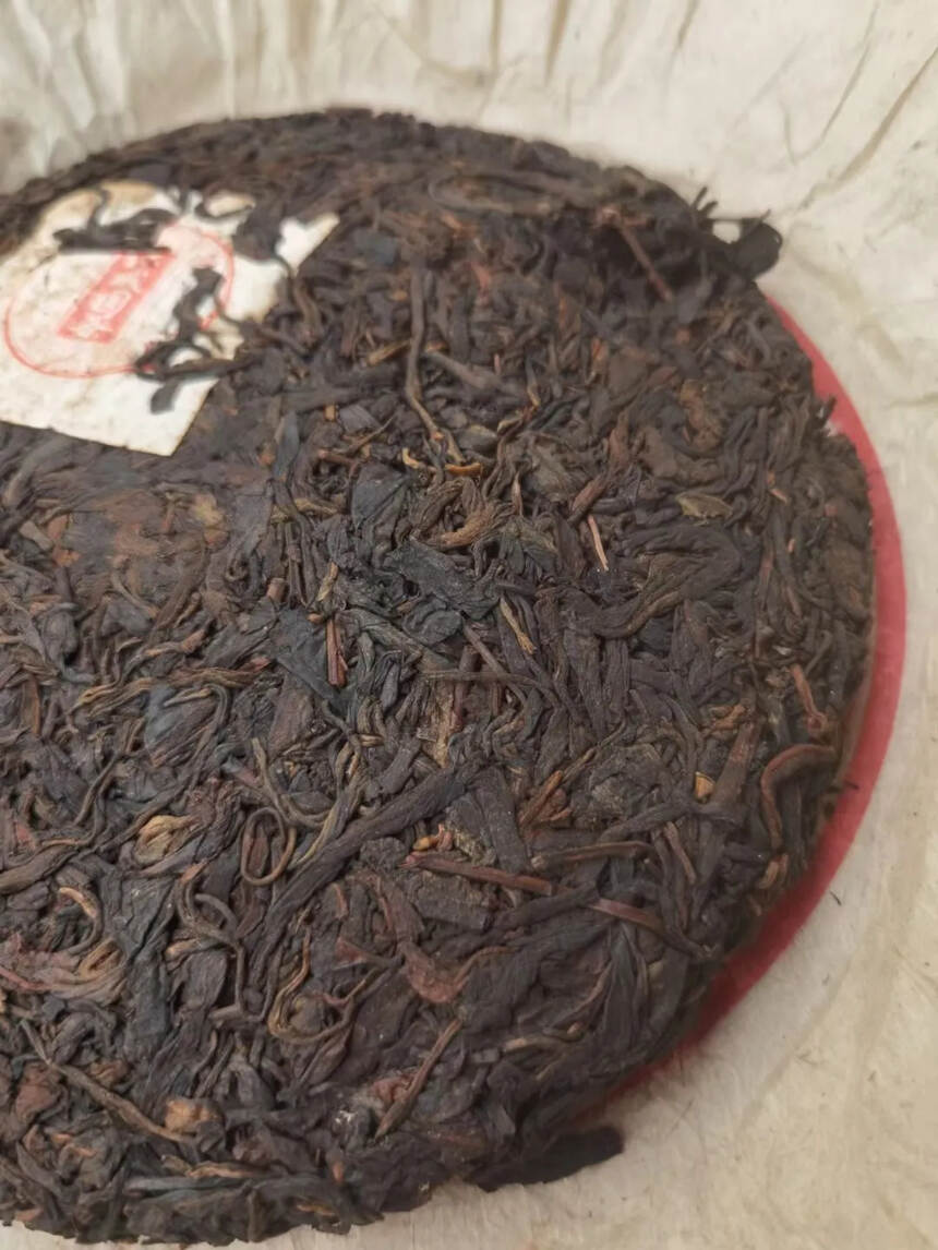 80年代江城圆茶，
357克一片，一件42片