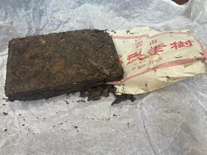 90年代易武老树青砖
一砖250g，一件120砖
茶