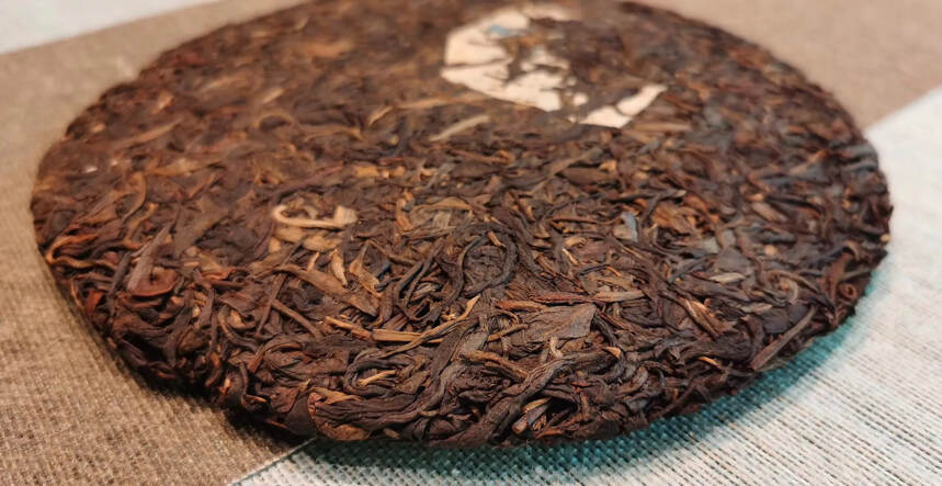 九十年代，天蓝茶字生普洱茶饼，选用布朗山茶区大树生态