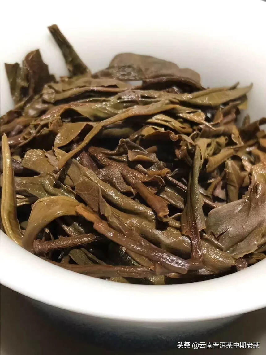 02年易武生茶，在中国，饮茶是一种文化，更是一种习惯