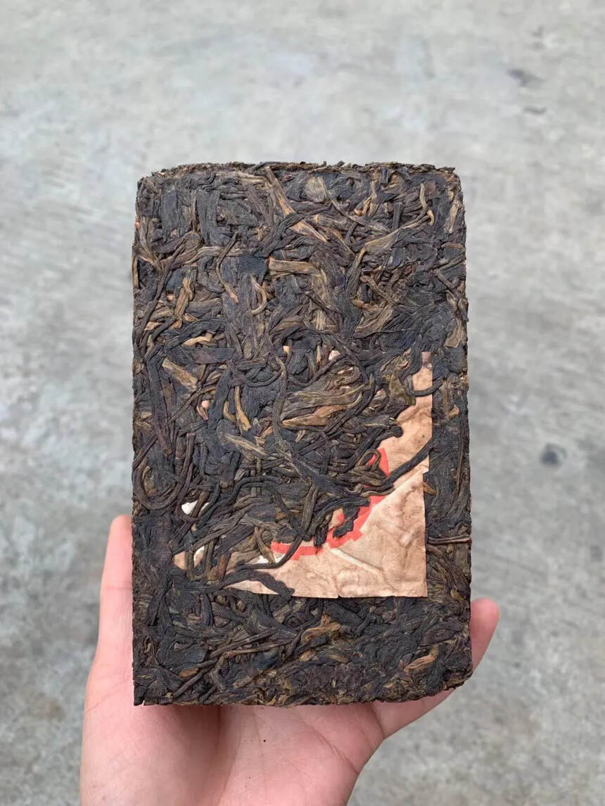 2000年班章茶砖，精选当年班章茶箐为原料压制而成，