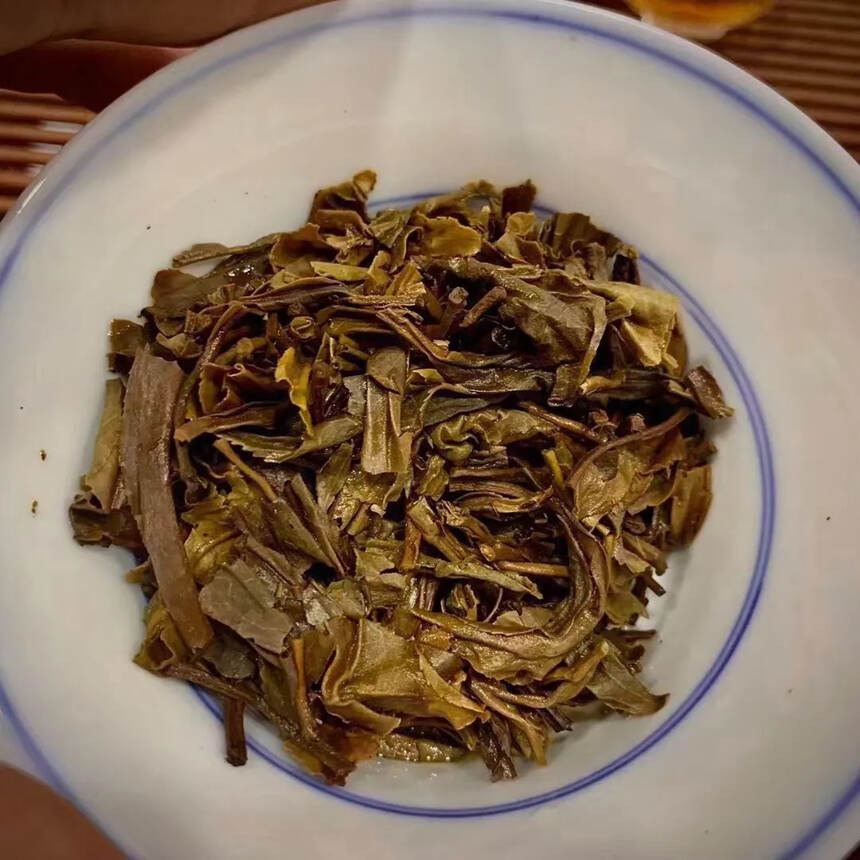 02年花园茶厂班章古树茶，条索粗壮油润，烟香自然浓郁