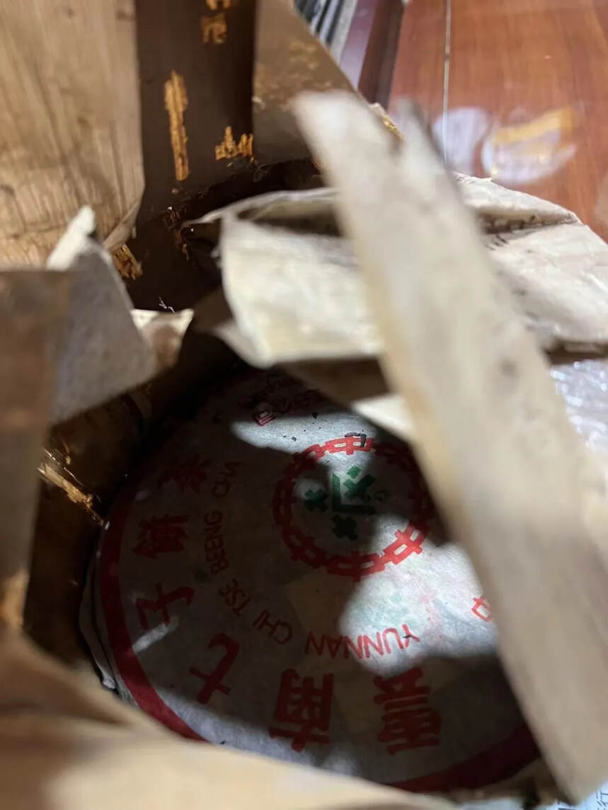 99年普洱茶生茶，饼形厚，条索柔嫩肥硕，茶味纯正入水