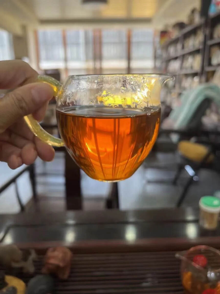 2008年班章竹筒茶，撬开整个茶芽尖特别显毫，松紧度