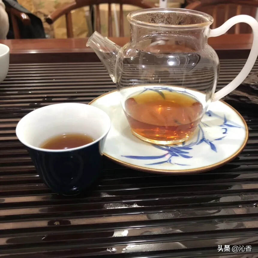 爱喝茶的人，不是在喝茶，就是在去喝茶的路上