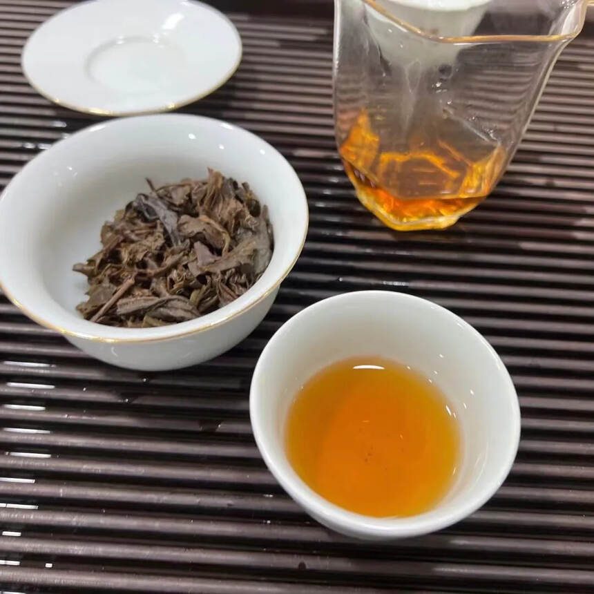 2006年 官寨古树茶饼 珍藏品壹级生普洱茶，云南勐