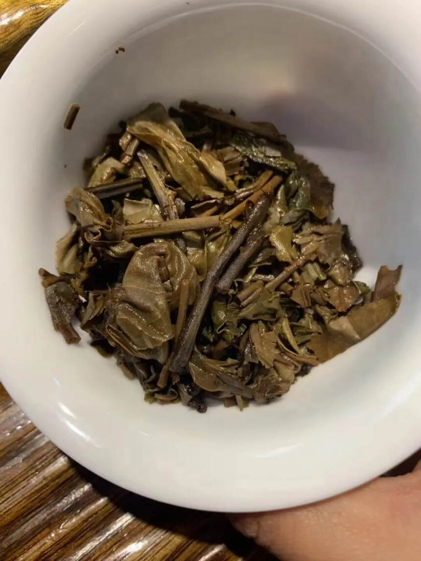 2003年下关小飞铁饼，“小黑飞”
此茶因茶品内飞较