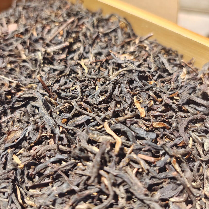 2003年邦崴老生茶散料，昆明干仓存放
内蕴独特香气