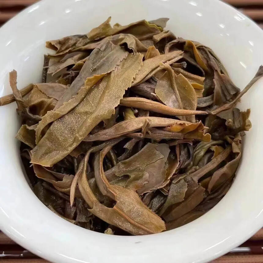 98年 凤临茶厂，春夏秋冬?小黄印，一饼500克，一