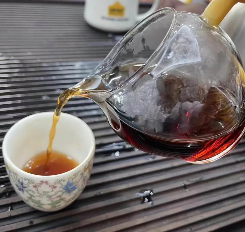 2004年永明老茶砖
?
高品质 干仓老熟茶 里外一