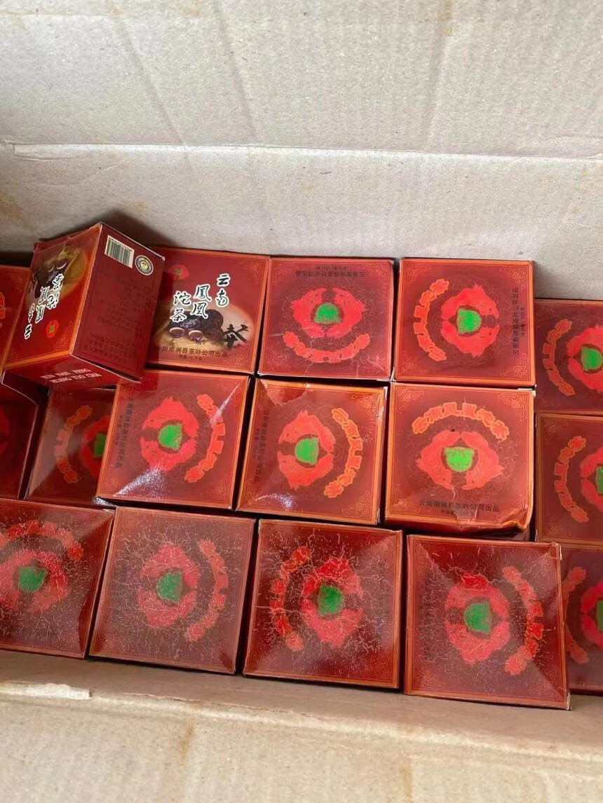 2005年云南凤凰特制沱茶 红盒半斤生普洱茶，云南南