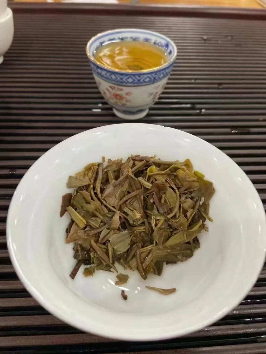 05年华联班章金针贡饼，班章古树一口料压制茶汤橙黄明