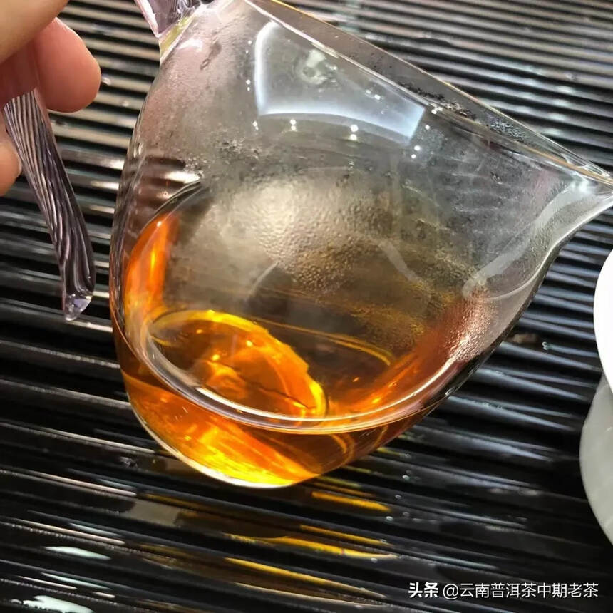 05易武麻黑圆茶400克，茶水柔顺，口感香甜细腻