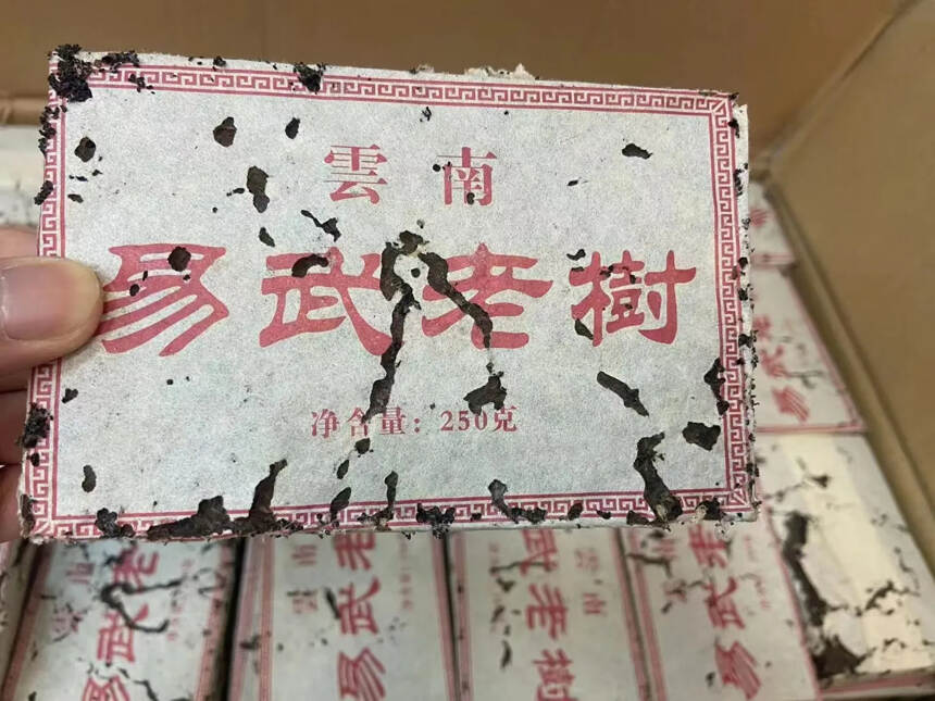 90年代易武老树青砖
一砖250g，一件120砖
茶