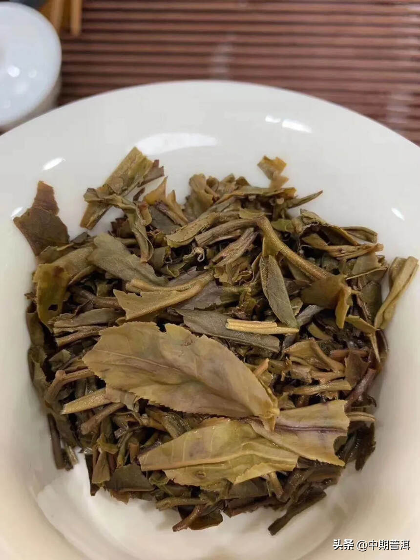 2015年布朗山龙柱圆茶