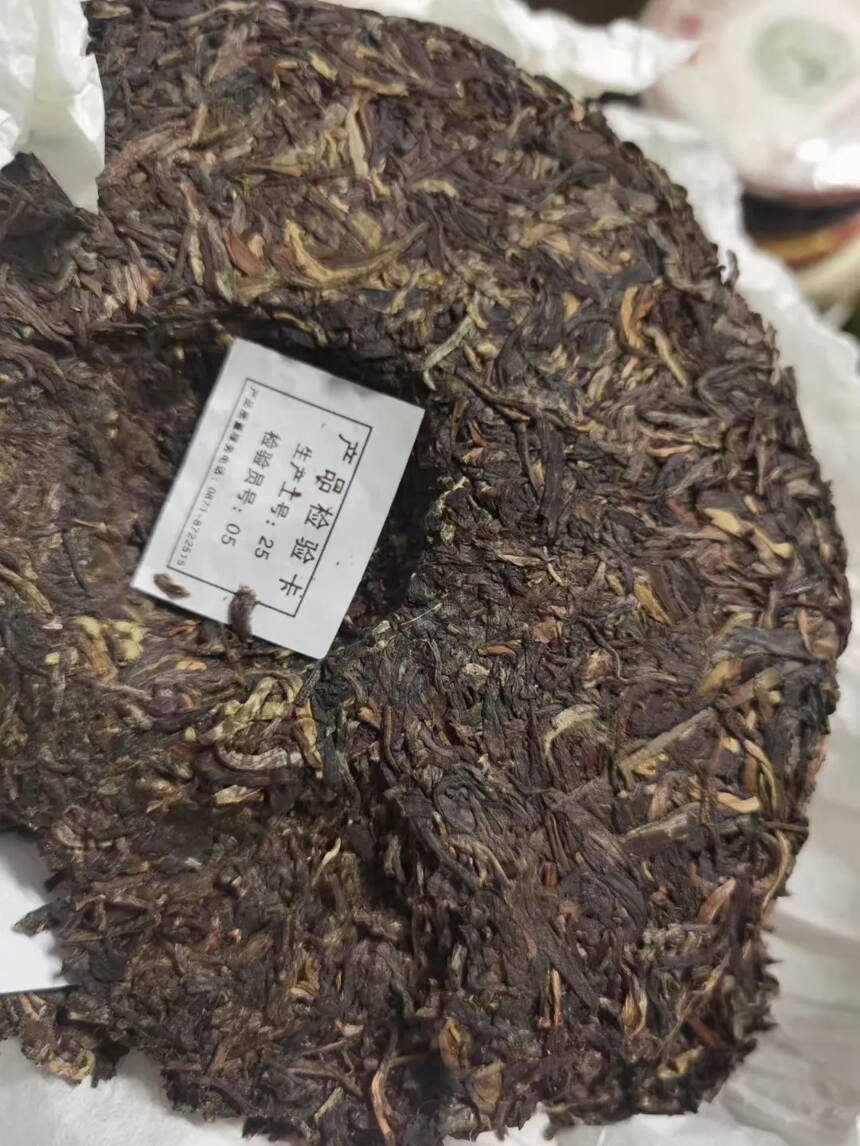 2009年老同志饼茶
纯昆明仓。汤浓强甘醇，细腻，柔