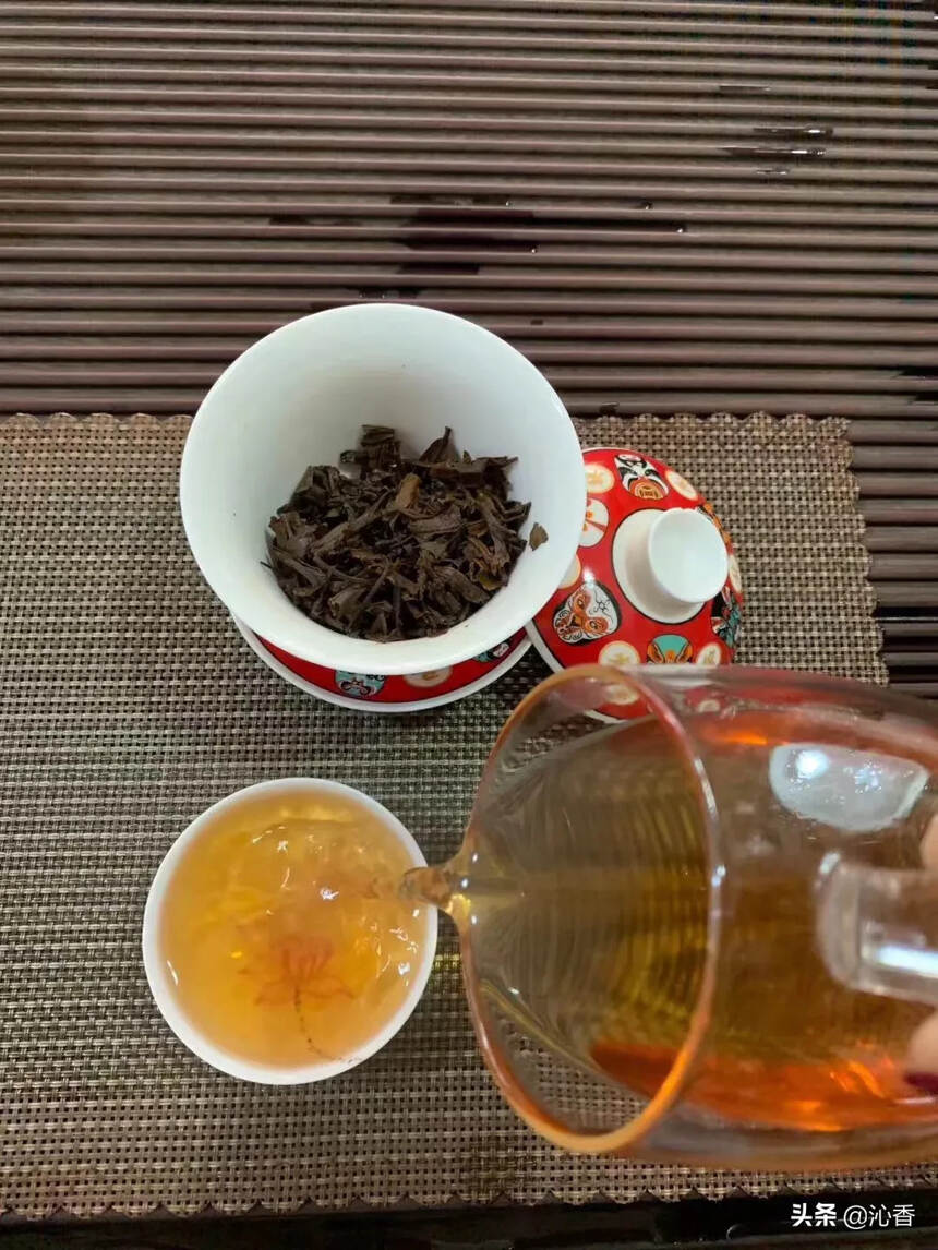 2003年中茶大叶青饼，此茶选用勐海地区古树茶为原料