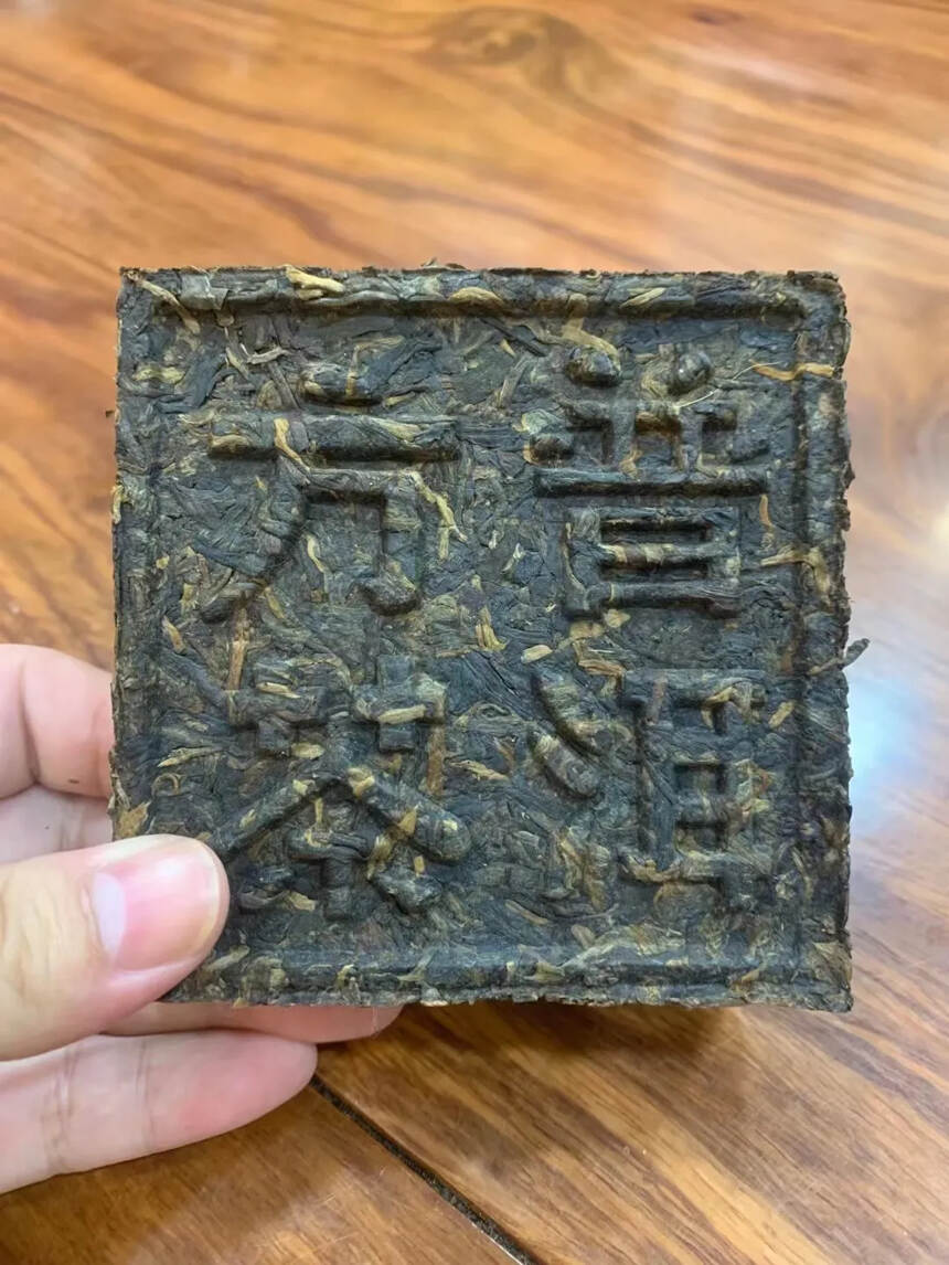 参香方砖，一包5片，参香明显，非常润滑，回甘不减，苦