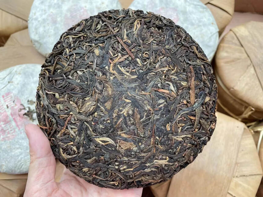 2012年景迈古树茶青饼，选用景迈古树茶为原料，茶条