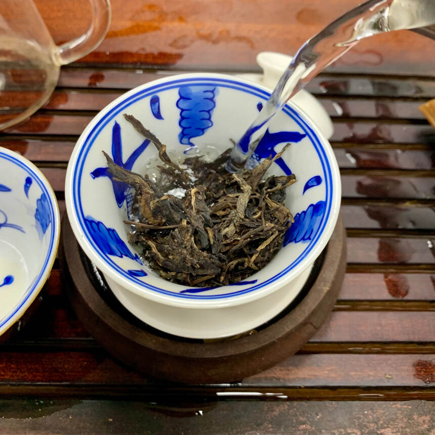 2004年 易武正山古树茶圆饼，正山春芽生普洱茶饼，