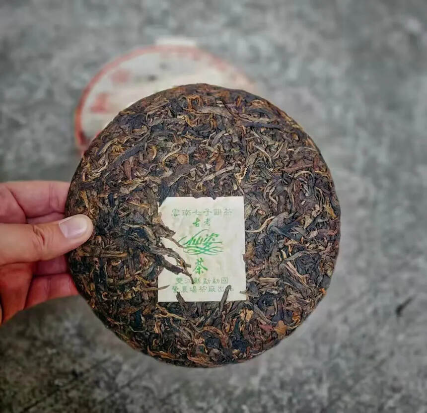 2000年古老【仙姿】茶处357g/片，7片/提，9