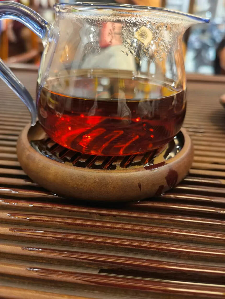 九八八年樟香熟茶，一件36筐，茶汤红润透亮，入口醇厚