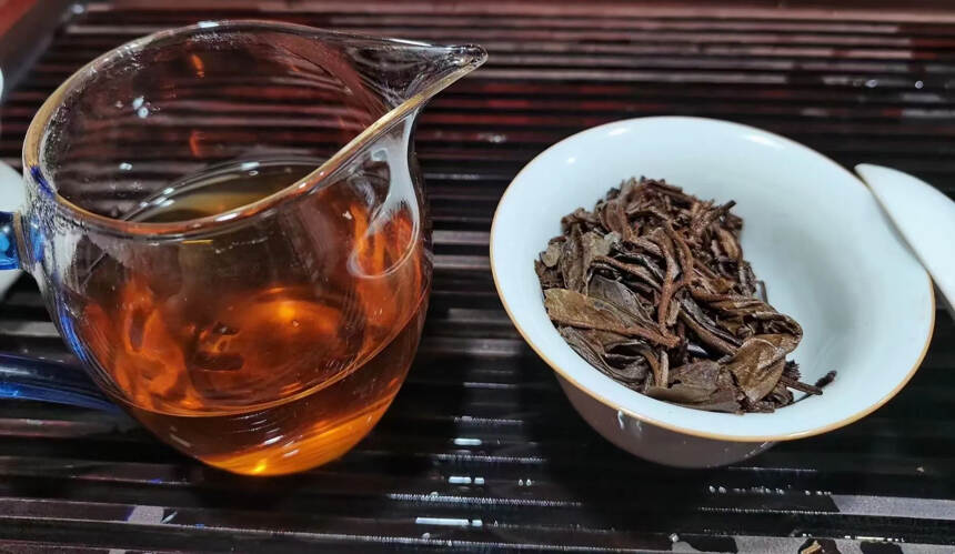 2000年茶马古道野生易武饼茶，云南思茅古普洱茶业有