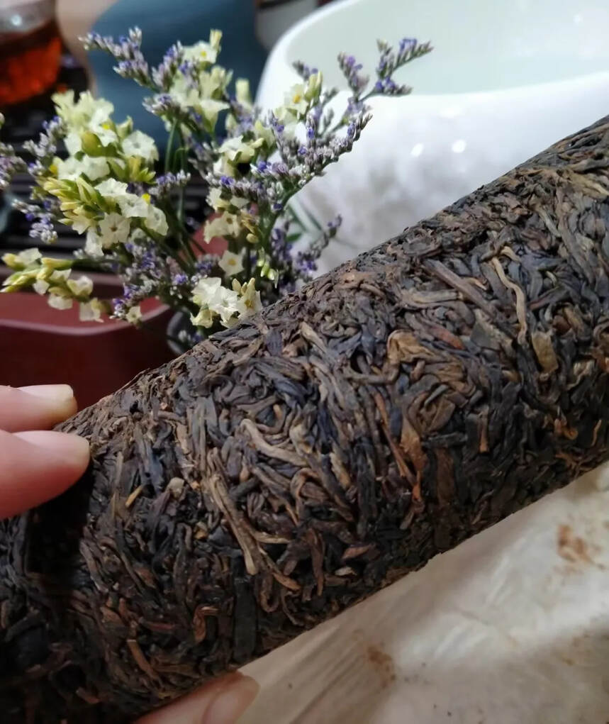 08年500克昔归古树茶柱，茶汤金黄红亮，叶底红褐色