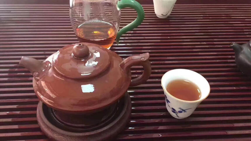 05年瑞泰号圆茶，茶汤深红透亮，茶汤入口，轻微苦，陈