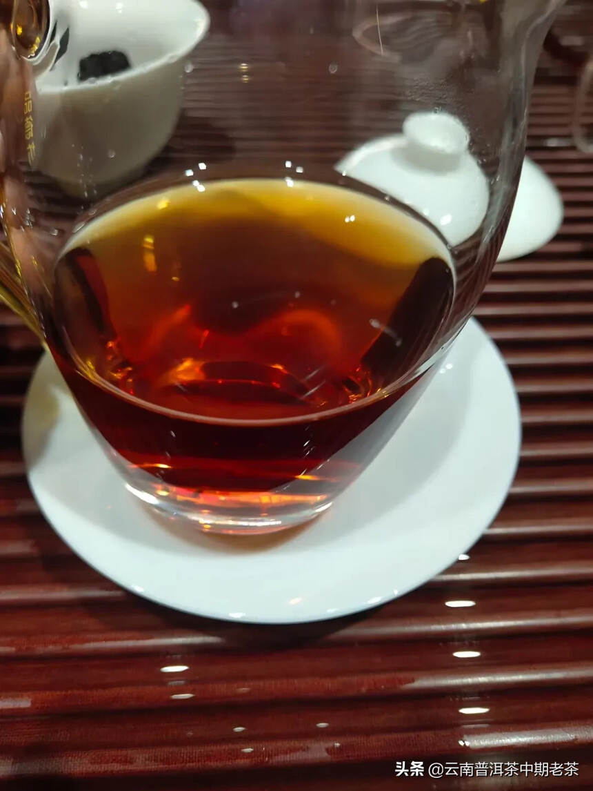2012年勐海布朗山老茶头，茶汤入口顺滑，口感醇厚，
