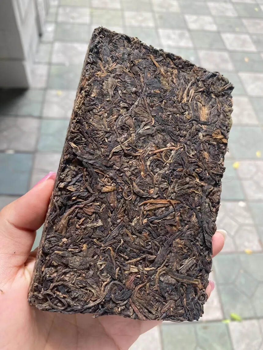 #喝茶# #茶饼# 砖茶，


老烟味，柔和的烟+沧