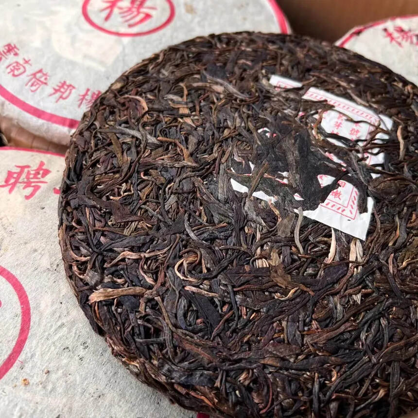 2005年楊聘號，此款茶以易武古树为原料，易武茶刚中