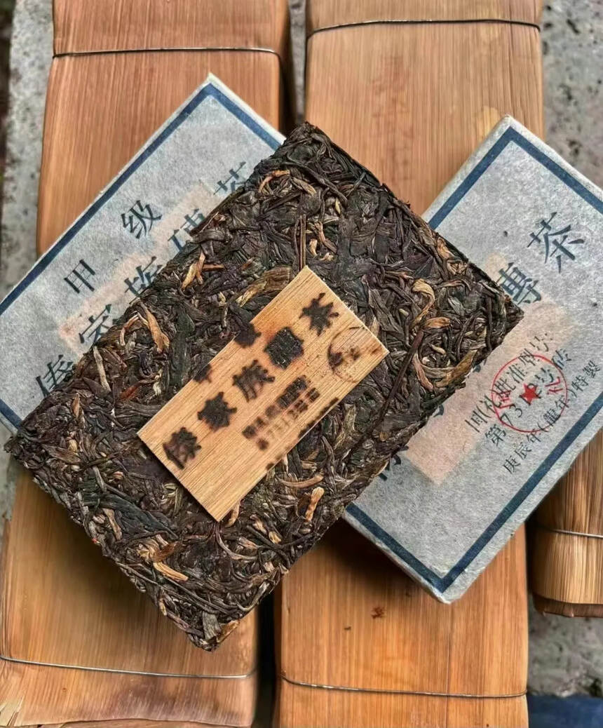 2000年甲级傣家族青砖
昆明干仓储存 
选用易武茶