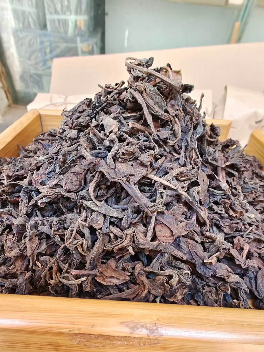 八八供销时代老茶
经30多年纯干仓存放。陈枣香与樟香