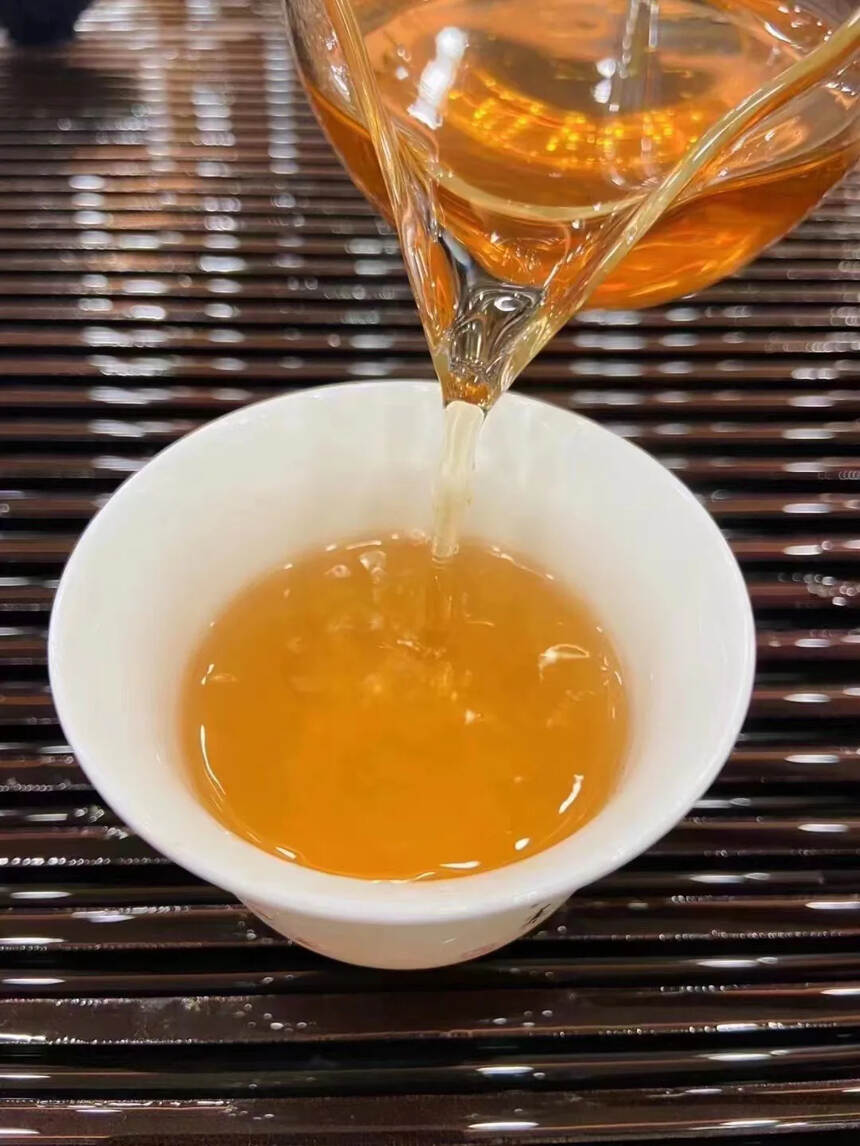 2012年 布朗山野生古树茶，福海元龙生普洱茶，勐海