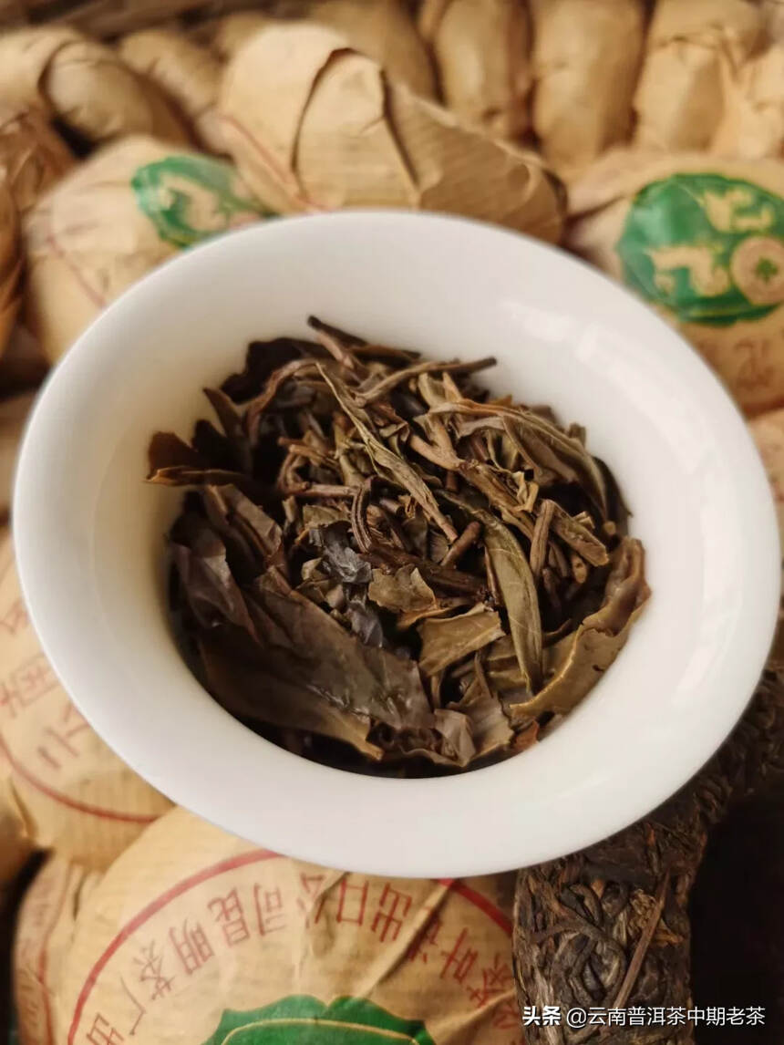 05年昆明茶厂金鸡沱茶
100克一沱，一件180沱竹