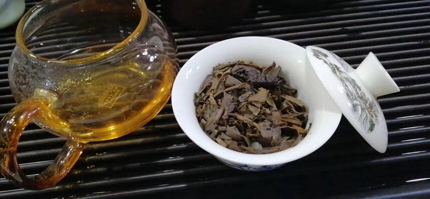 2004年春海茶厂 勐宋古茶山孔雀饼茶，生普洱茶饼，