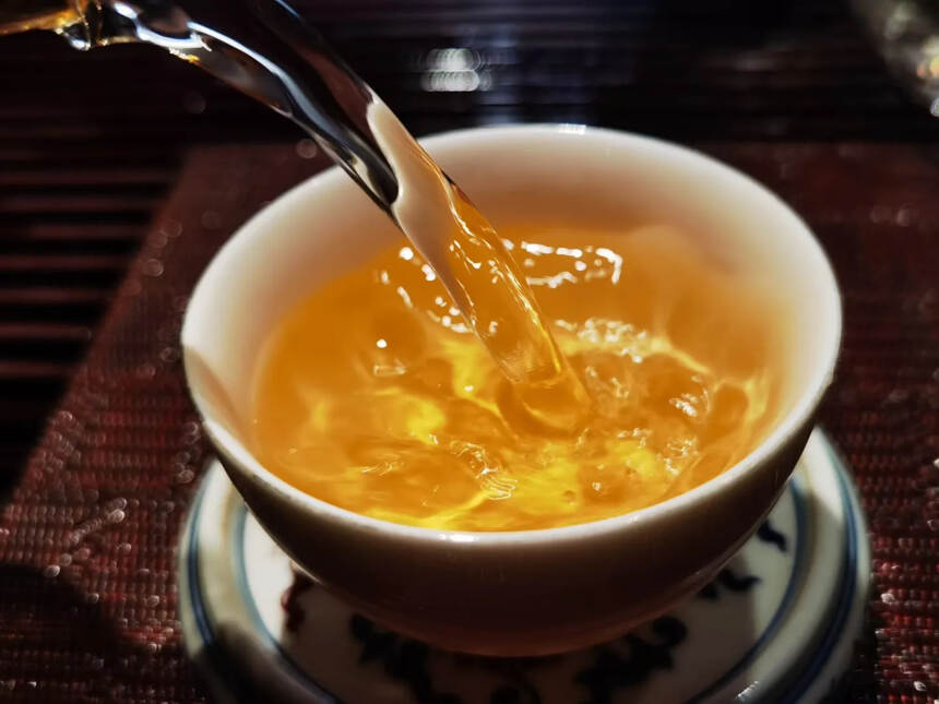 2010年易武纯料老树茶，纯干仓存放转化的香气，茶气
