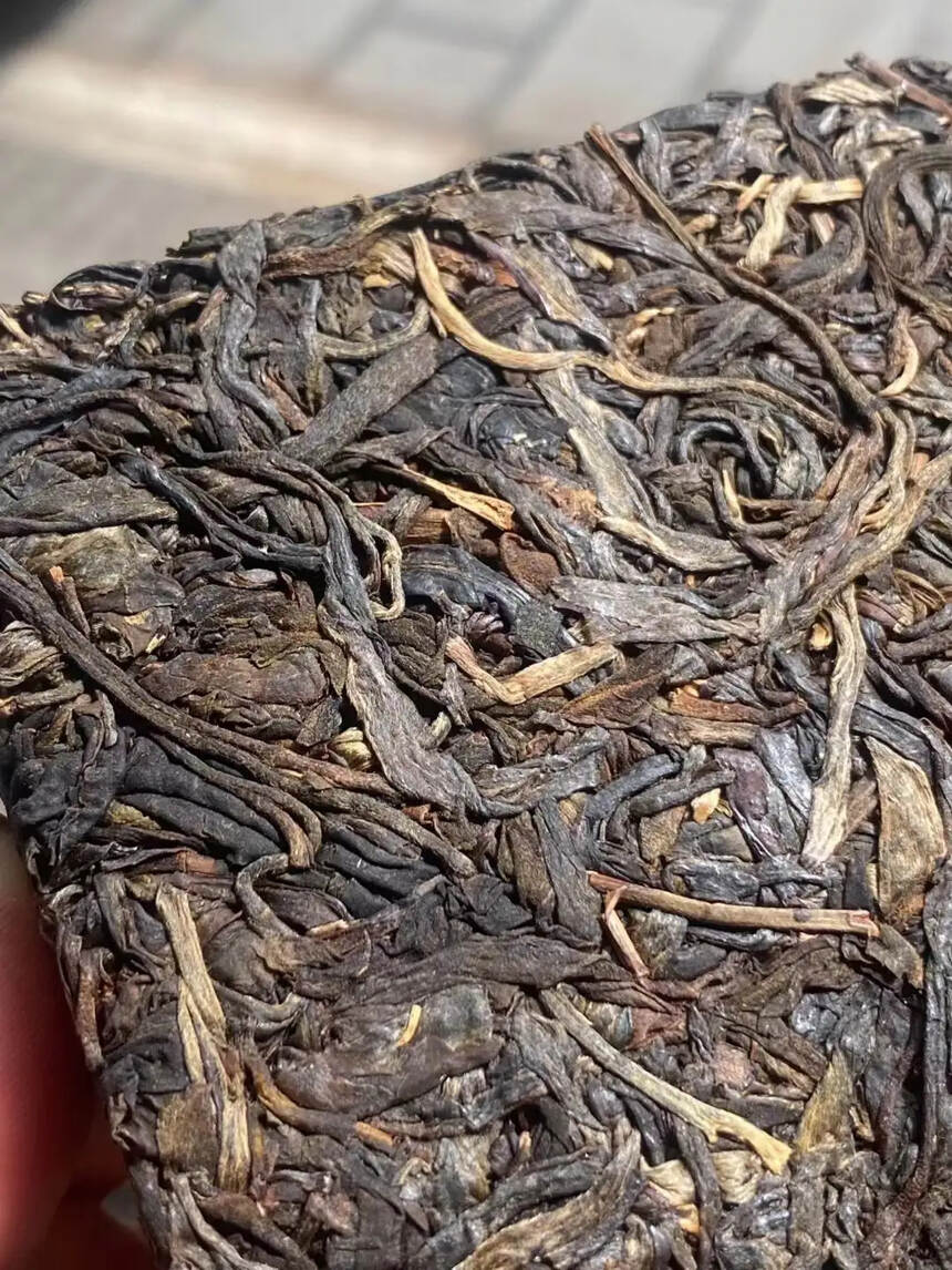 2000年景迈生砖，采用景迈古树茶菁作为原料，经过2