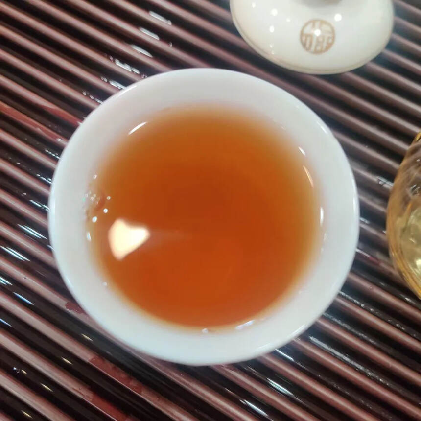 90年代销台饼.干茶叶芽肥壮.茶香明显。开汤后茶气香