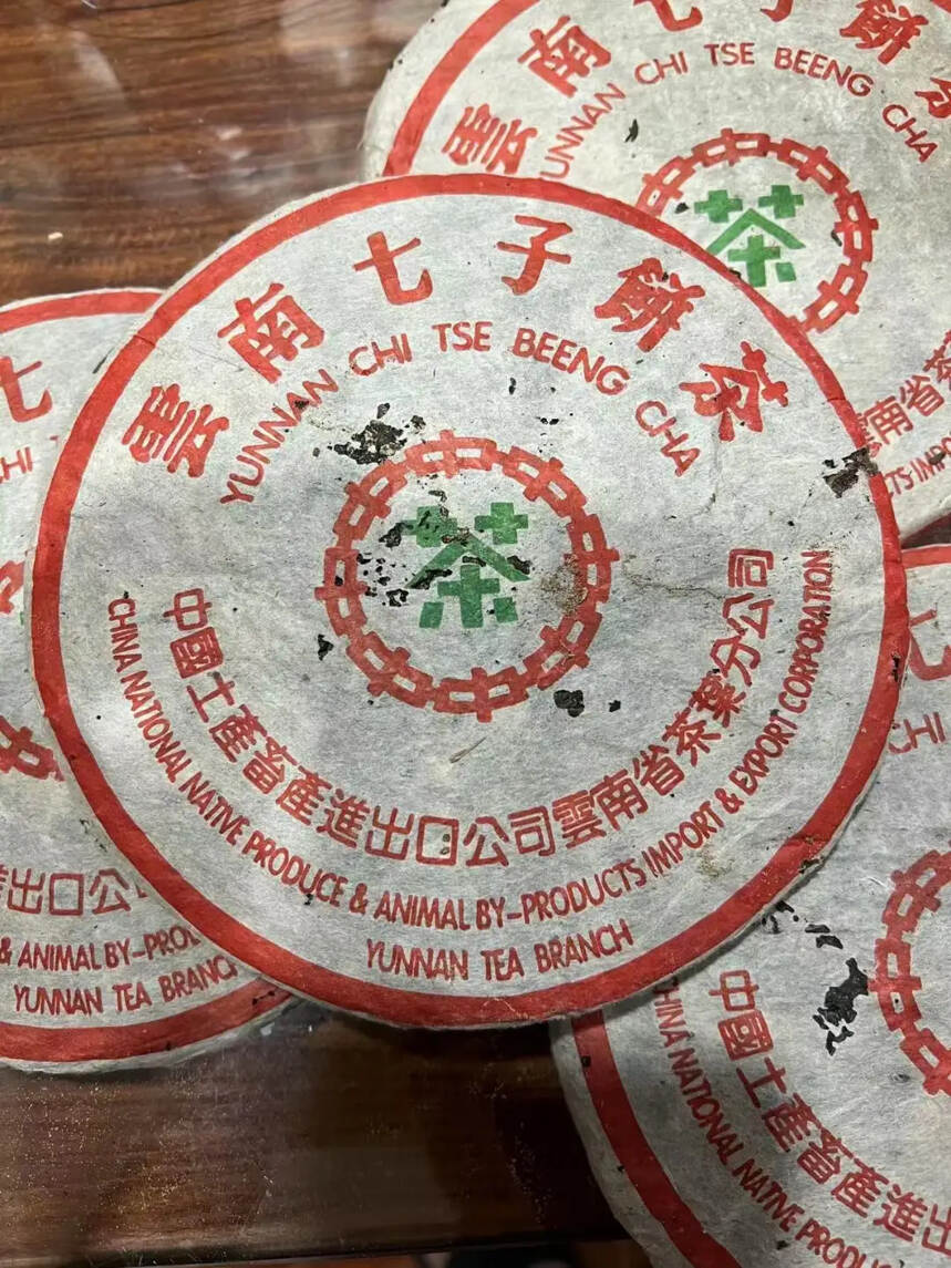 99年普洱茶生茶，饼形厚，条索柔嫩肥硕，茶味纯正入水