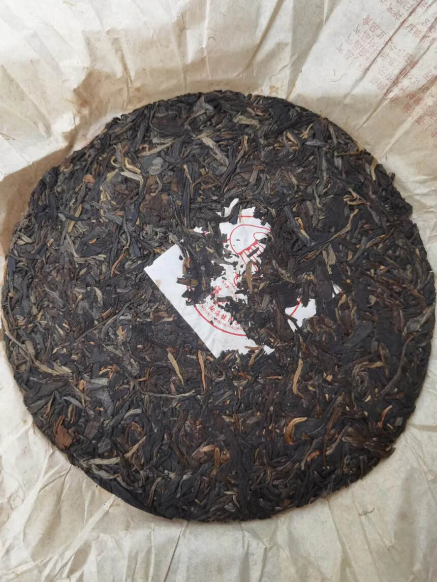 06年吉益勐海孔雀青饼
本品选用勐海县境内的大叶种晒