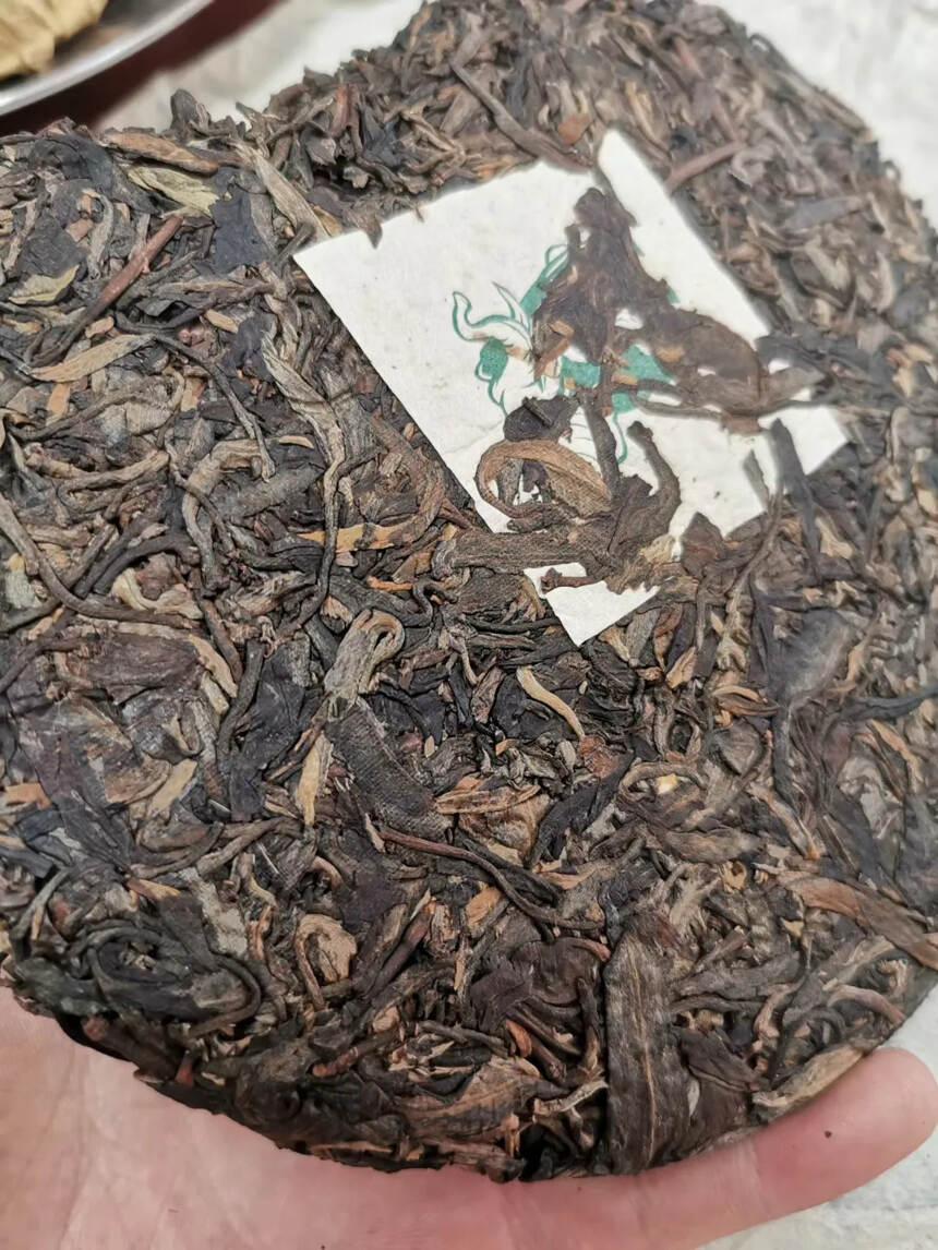 2005年易武茶庄出品
?易武古树饼茶。
?357克