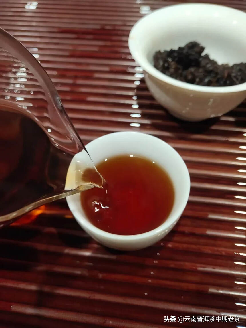 2012年勐海布朗山老茶头，茶汤入口顺滑，口感醇厚，