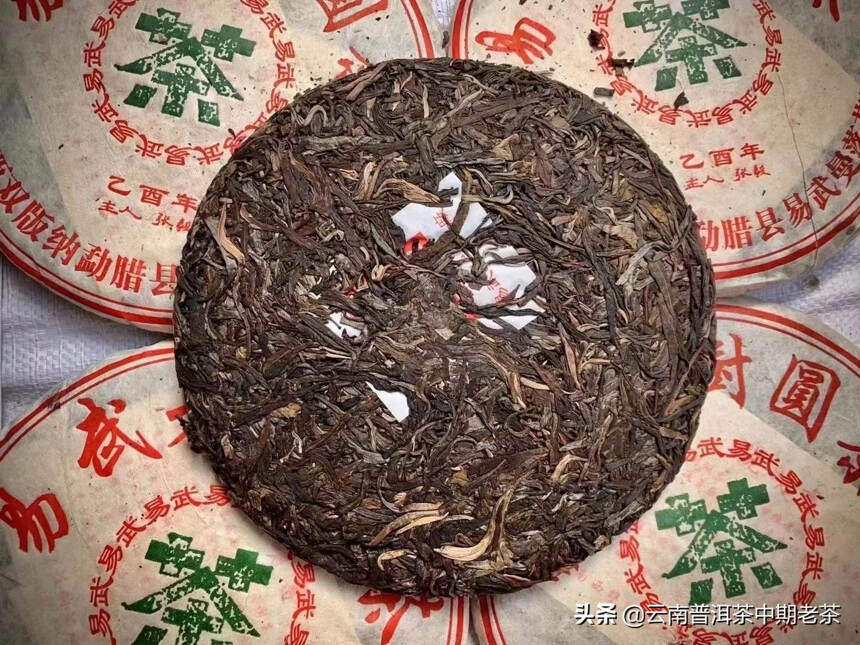 易武老树圆茶，叶底肥厚粗壮，入口甜润，回甘生津明显