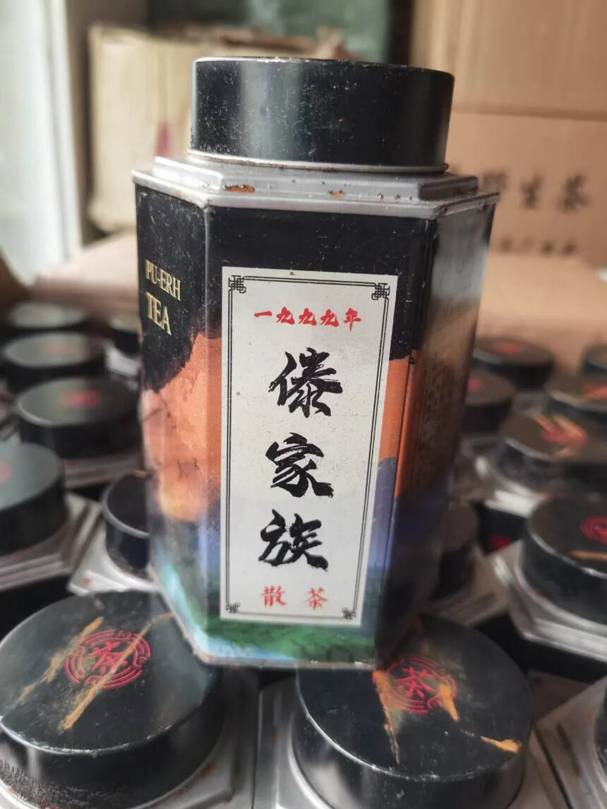 1999年傣家族散茶，180克一罐，一件68罐。
精